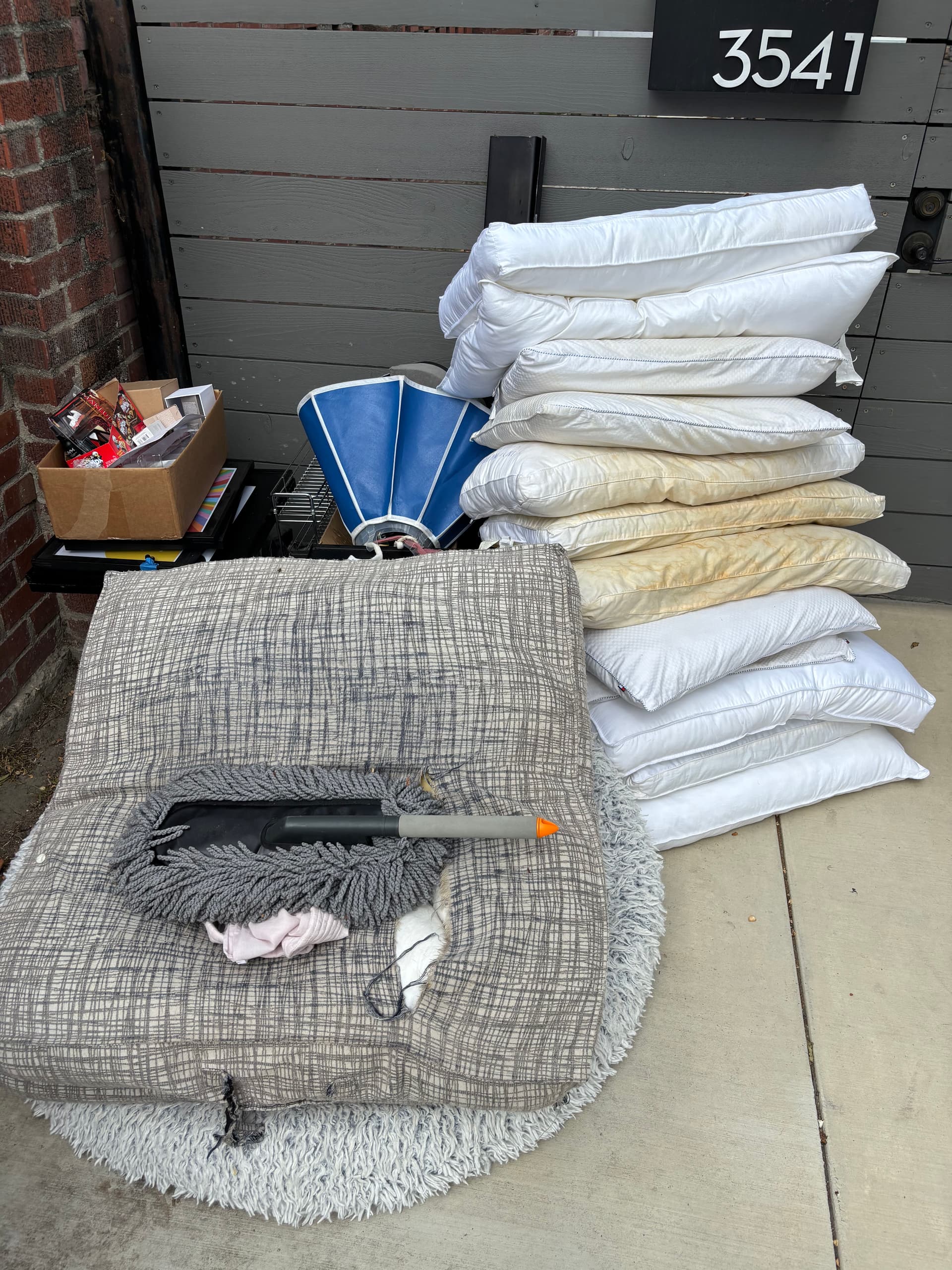 Small Load Household Junk Removal in Los Angeles image